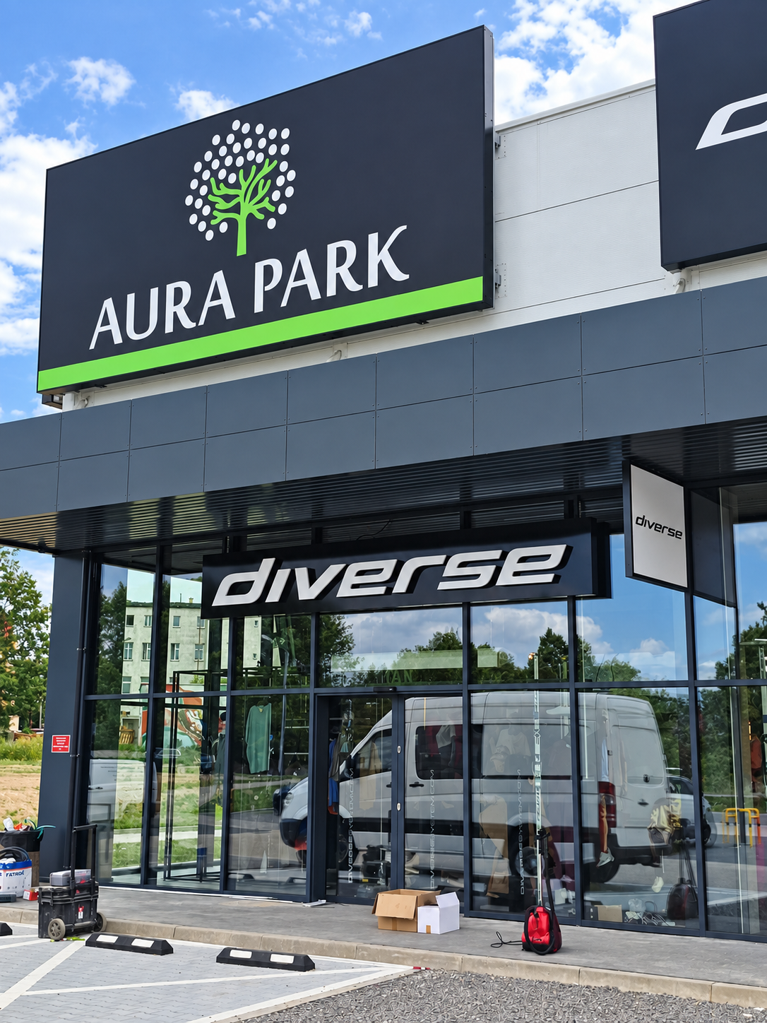 Mycie witryny sklepowej Diverse w Aura Park Oleśnica